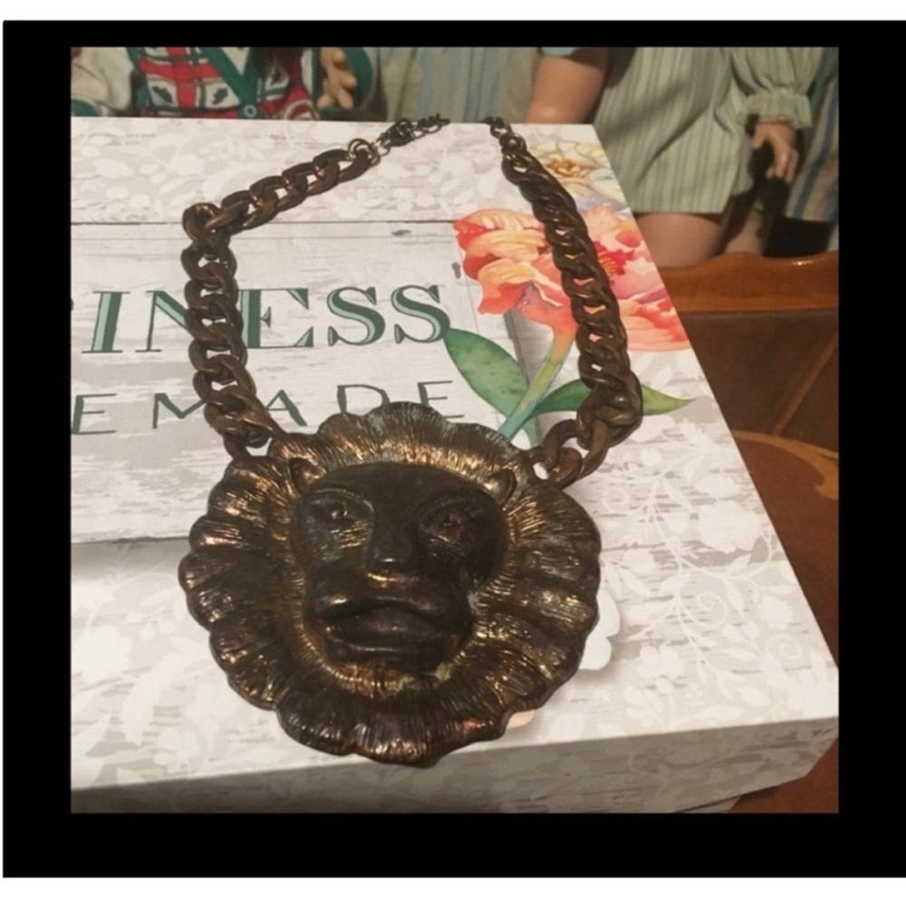 Lion face vintage enormous lion heavy necklace. Makes quite a statement - Picture 5 of 5